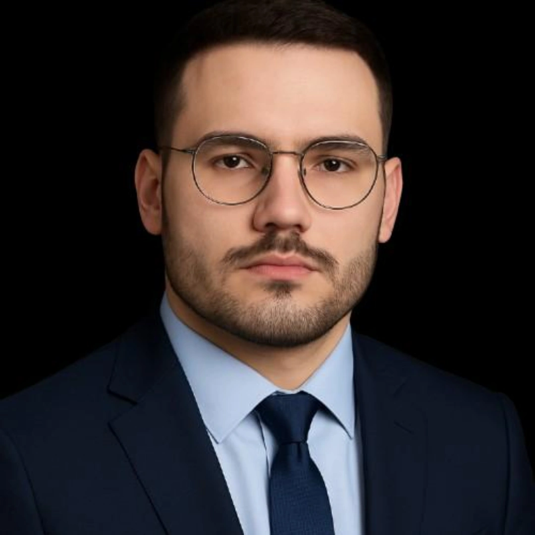 Rickson Garrido, banker da Rickson Garrido Wealth, de terno azul-marinho e óculos